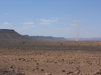 Les nombreuses petites tornades amusent beaucoup Nomade