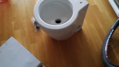 le futur toilette à broyeur, désolé pour la photo, pas envie de me relever pour en faire une autre !