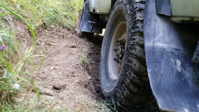 C'est marrant, juste en creusant bien et sans déplacer le véhicule, on peut arriver à bien rabaisser le niveau de la roue