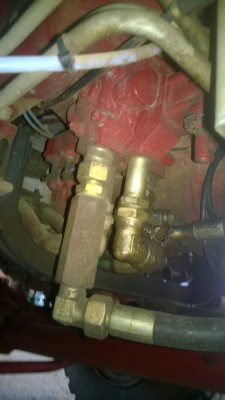 Boitier de commande du treuil :<br />1er plan A/R des flexibles hydro depuis pompe 1<br />2ème plan A/R des flexibles au treuil
