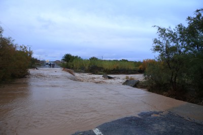 Plus de route... Le lendemain il n'y aura presque plus d'eau et la pelleteuse aura reboucher les trous... on passera