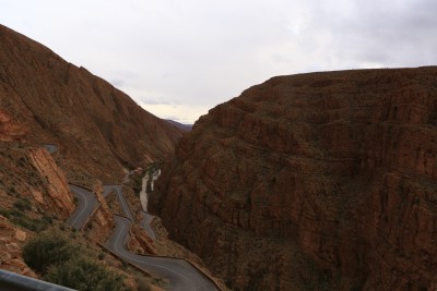 Gorge du Dadès. Des blocs de rochers au milieu de la route, des bouts de route en moins...