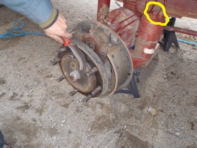 en enlevant ce petit boulon il faut le remplacer par un plus long pour retendre le ressort et donc debloquer le frein de park, même si les bouteilles sont vide