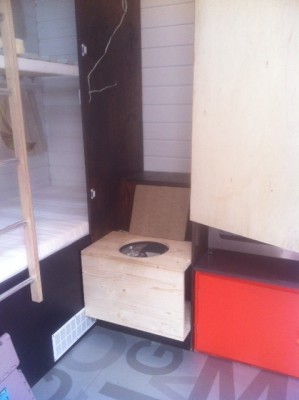 toilettes seches et penderie.JPG (144.78 Kio) Vu 9583 fois toilettes sèches sur glissières dans la penderie