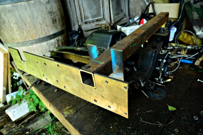 j'ai utilisé du fer plat de 8mmx150 qui sera plaquer contre le châssis du B, j'ai exploité tous les trous dispo sur le châssis sur 71cm de long ... j'ai intégré le tube carré (60x60x5) dans la plaque qui empêchera la bt de tombé dans l’éventualité où les soudures péterait ...