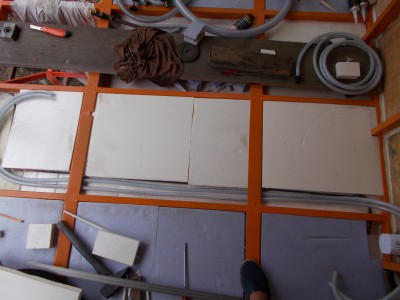 pose des tubes d eau , du gaz et isolation du plancher