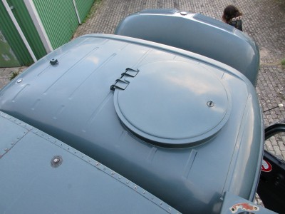 Sa brille sur le toit de la cabine !