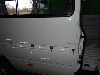 DSC01203.JPG (331.95 Kio) Vu 4637 fois Relevé des fixations du rail de porte latérale