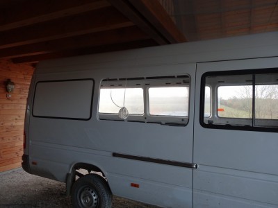 Pose du Dibond.JPG (158.07 Kio) Vu 4731 fois Pose du Dibond pour remplacer les 4 grandes vitres arrières