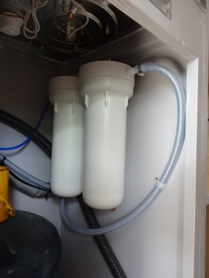 DSC01364.JPG (149.85 Kio) Vu 4731 fois Le filtre à eau sous la plaque de cuisson