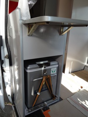 DSC01371.JPG (140.16 Kio) Vu 4637 fois Le frigo sur rails, sous l'évier