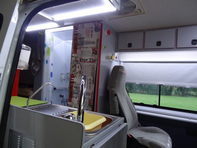 DSC01433.JPG (149.01 Kio) Vu 4694 fois La douche. Le rideau du placard est remplacé par une porte