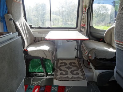 DSC01783.JPG (314.79 Kio) Vu 4637 fois La salle à manger. Sous les pieds : outillage en bas au fond : Eberspacher à air