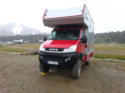 Je crois que ce n'est pas la peine de mettre une cale sur un seule roue. Un 4x4 a des croisements de pont, du coup ca ne sert pas à grand chose.