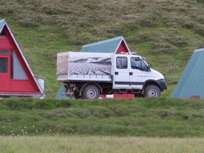 Un Iveco 6 places, des spécialistes du trekking. <br />Un aménagement  super rationnel au niveau du plateau bâché.