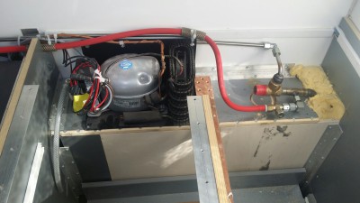 Frigo avec compresseur separé, en dessous le boiler de 50 litres qui fonctionne avec le moteur la chaudiere et en 220 v.