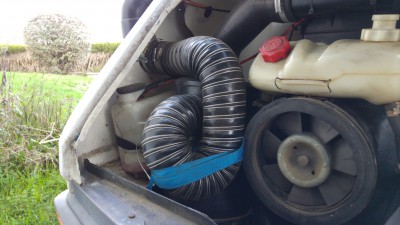 Raccord avec la gaine entre le tube PVC et le filtre d'origine. Le parcours n'est pas optimal, mais ça fonctionne.