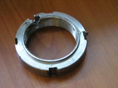 Refection Pont Avant HURTH 053.jpg (49.19 Kio) Vu 7975 fois Il arrive que ça finisse comme ça... Normalement ils ne sont pas censés être réutilisables. En réalité en prenant le temps de bien démonter proprement on peut tout à fait les remonter, il suffit de déformer la collerette à un autre endroit au remontage.