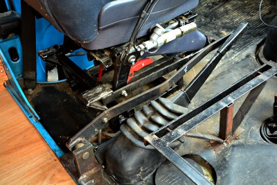 VUE_3627 copie.jpg (4.29 Mio) Vu 6615 fois l'ours: oui s'est clair qu'il y a beaucoup de bordel entre les sièges,ici j'ai enlever le câble "push pull" de crabotage de pont av,qui est merdique,toujour grippé...j'ai fait une liaison avec palonnier et rotule (ponti uniquement)