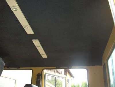 j'avais prévu de peindre les panneaux de bois mais il font un peu le ventre et ne plaque entre eux dans les angles alors j'ai collé une moquette pour caché la misère