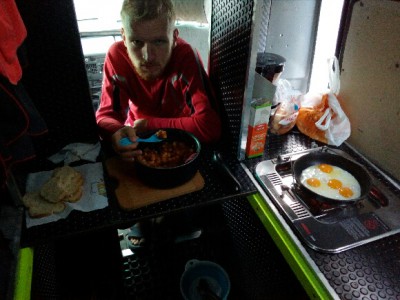 Le coin repas (et douche, voir ci après)