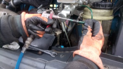 air comprimé directement dans les tubes de feins pour chasser le plus d'huile possible