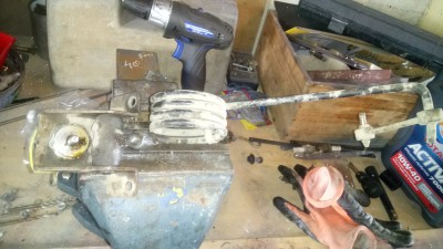 dépose et nettoyage du répartiteur de freins, remontage du soufflet avec graisse au cuivre pour protéger le piston