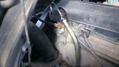 Sur le crochet de dépose du moteur.