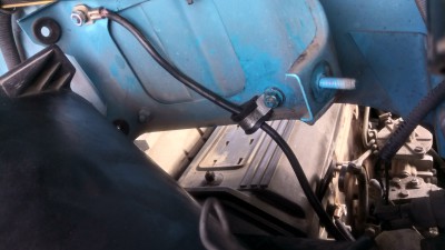 Et sur la caisse derrière la boite à air, et un passe câble pour protéger des frottements.