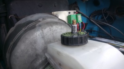 système pour purge sous pression, efficace contre les bulles récalcitrantes qui remontent plus vite qu'elles ne descendent. (attention faible pression)
