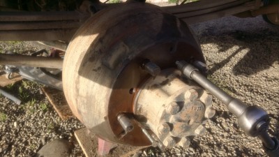 Boulons de 8 (2) pour extraction du tambour, demi tour par demi tour l'un après l'autre.