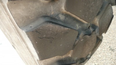 voilà ce que ça donne l'usure en temps réel des XZL sur l'autoroute, je savais qu'ils aimaient pas l'asphalte mais quand même...les boulettes de caoutchouc sur chaques crampons comme quand je chauffe mes chaussons d'escalade à la paume de la main<br />...