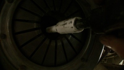 on monte le disque dans le mécanisme puis on centre le mécanisme sur le volant moteur (3 locating) on met les vis en prise juste assez pour que l'ensemble ne tombe pas mais non serré car sinon le disque est comprimé et on ne peut pas le centrer...puis on introduit &quot;l'outil&quot; s'il n'est pas déjà assemblé ...on centre ainsi les cannelures..concentriques au trou de guidage de la queue de boite dans le volant moteur