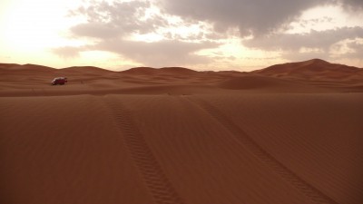 cette photo est prise au levé du soleil, les traces datent de la nuit....ou la la ...rouler la nuit dans les dunes! pas bien