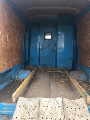 Dépose du faux plancher improvisé par le Berger à qui appartenait le camion.