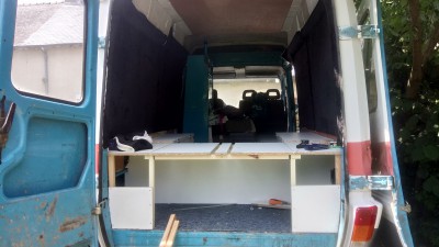 Isolation, contre plaqué, moquette et coffres...<br />Tout pour ranger matériel de pêche et de camping. Tout se transforme de banquette en lit.