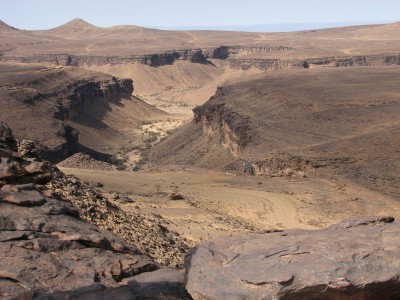 Du côté de la passe d'Amojar (piste ATAR vers Chinguetti).<br />Au fond, à gauche, on distingue les ruines du fort Sagane.