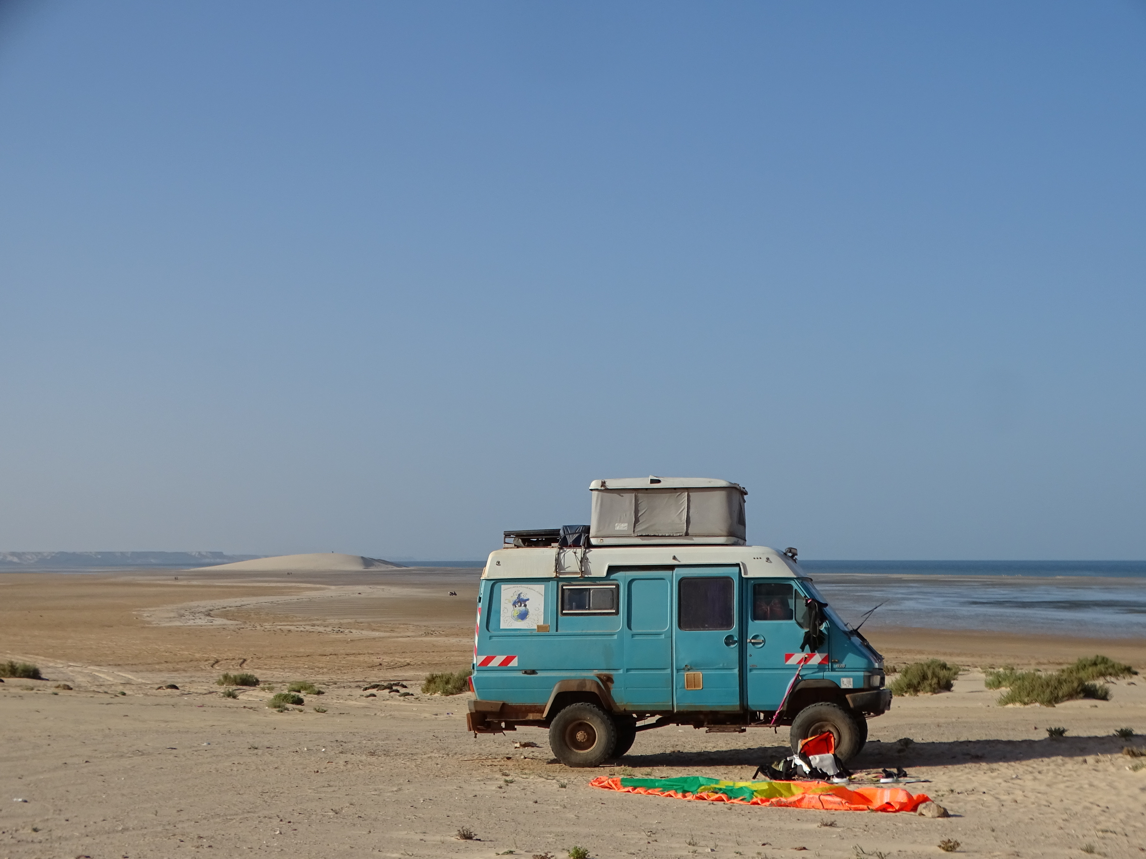 on est finallement reste 5 semaines a Dakhla, mais de l autre cote du lagon, a la dune blanche... des km de plages pour nous, et un vent au top !