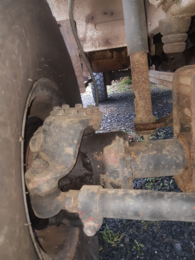 Le pont avant gauche, un peu piqué non ? ou normal ?