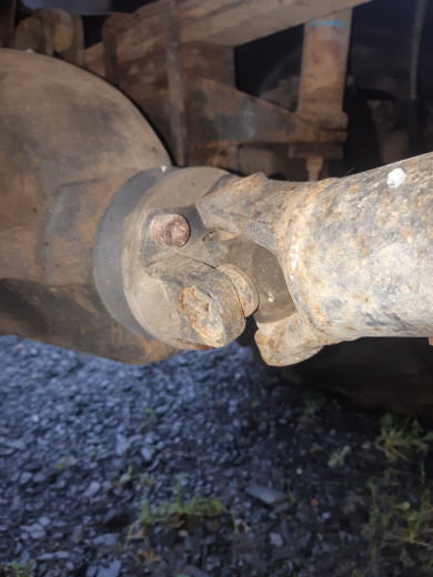 Croisillon entre boite de transfert et pont arriere si je ne me trompe pas.