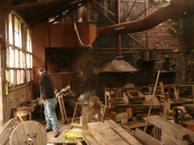 on va bien trouver de quoi confectionner un petit bijou dans cette vielle forge...
