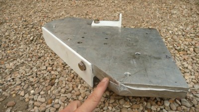 un morceau de ma protection de poulie moteur sur le syncro...découpé avec l'engin en question...<br />merci aussi a serge pour la lime grand débit spéciale aluminium...très utile dans ce cas