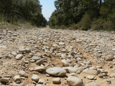 Une piste empierrée