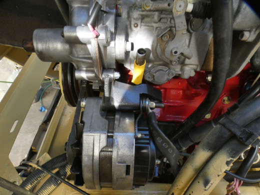 P1040865.JPG (5.34 Mio) Vu 3559 fois L'alternateur d'origine en place