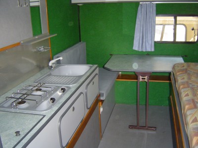 frigo a compression , plaque deux feux   et evier