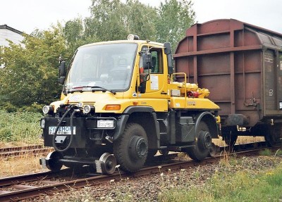 800px-Two-way-vehicle_unimog.jpg