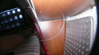 voici le volume qu'on gagnerait...une petite extension de sommier coulissante...une petite mousse...et là vous allez me dire mais pourquoi ne pas faire cette extension du lit vers l'intérieur plutôt...ben parceque...resterai que 60cm pour se lever ça rend claustro...sinon ça tient dans la largeur maintenant...c'est plus pour le fun.