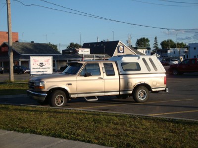 un vieux pick-up super long