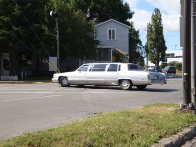 Sinon il y a de la vieille limousine, il y avait un père et son fils au volant et personne derrière, ça laisse de la place pour faire les courses ^^