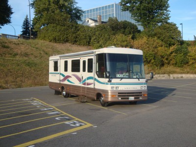 un bus camping-car avec une réplique exacte sur le tableau de bord